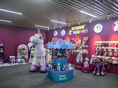 江蘇揚(yáng)州 蘇超熱潮引爆IP經(jīng)濟(jì)，毛絨玩具“萌動(dòng)突圍”闖新路